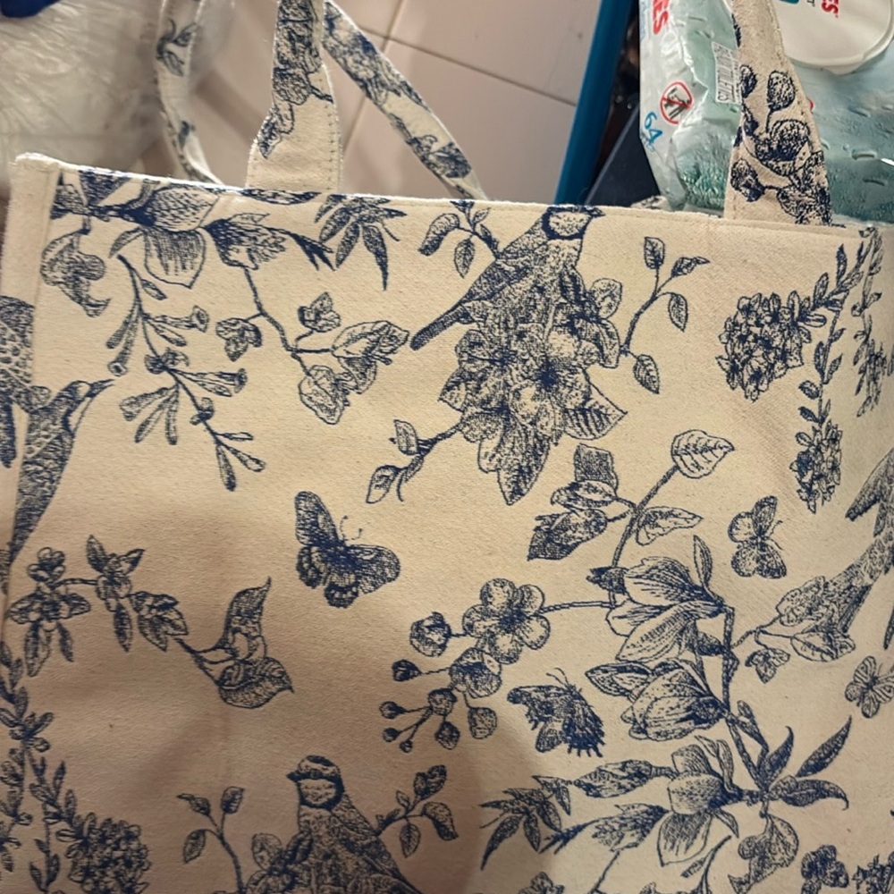 TOILE TOTE BLUE and White/Size MED
BIRDS; Butterflies & flowers
